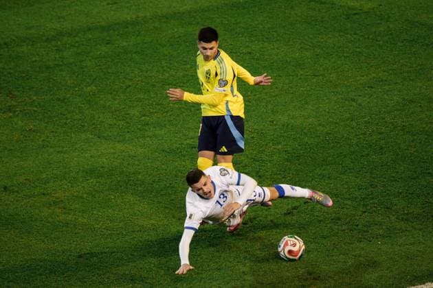 251013 Roony Bardghji of Sweden and Dion Gallapeni of Kosovo during the FIFA World Cup Qualifier football match between Sweden and Kosovo on October 13, 2025 in Gothenburg Photo Mathias Bergeld BILDBYRAN kod MB JM0741 bbeng fotboll football soccer fotball vm kval kval fifa world cup qualifier qualifier qualification sverige sweden sverige a kosovo  Copyright: MATHIASxBERGELD BB251013MB041