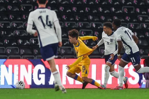 England v Andorra - 2027 UEFA European Under-21 Championship Qualifier Guillem Acosta of Andorra is held by Rico Lewis of England during the UEFA Under 21 Group D Qualifier match between England and Andorra at Pride Park in Derby, England, on October 13, 2025. Derby Derbyshire United Kingdom  Copyright: xMIxNewsx originalFilename:fletcher-englandv251013_npG5T.jpg