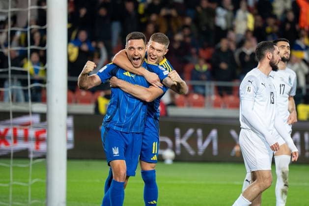 Ukraine V Azerbaijan - FIFA World Cup, WM, Weltmeisterschaft, Fussball 2026 European Qualifiers, Group D. Oleksiy Gutsulyak and Artem Dovbyk celebrate scoring a goal during the FIFA World Cup 2026 Qualifier match between Ukraine and Azerbaijan in Krakow, Poland, on October 13, 2025. This is a European Qualifiers Group D football game. Krakow Poland  Copyright: xMarcinxGolbax originalFilename:golba-ukrainev251013_npf1g.jpg