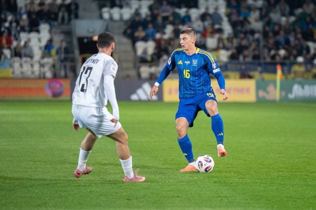 Ukraine V Azerbaijan - FIFA World Cup, WM, Weltmeisterschaft, Fussball 2026 European Qualifiers, Group D. Vitalii Mykolenko plays during the FIFA World Cup 2026 Qualifier match between Ukraine and Azerbaijan in Krakow, Poland, on October 13, 2025. It is a European Qualifiers Group D football game. Krakow Poland  Copyright: xMarcinxGolbax originalFilename:golba-ukrainev251013_npJyu.jpg