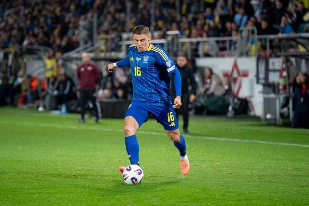 Ukraine V Azerbaijan - FIFA World Cup, WM, Weltmeisterschaft, Fussball 2026 European Qualifiers, Group D. Vitalii Mykolenko plays during the FIFA World Cup 2026 Qualifier match between Ukraine and Azerbaijan in Krakow, Poland, on October 13, 2025. It is a European Qualifiers Group D football game. Krakow Poland  Copyright: xMarcinxGolbax originalFilename:golba-ukrainev251013_nppKE.jpg