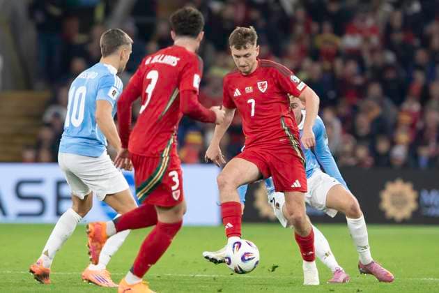 Wales v Belgium, Cardiff, UK - 13 Oct 2025 David Brooks of Wales controls the ball during the World Cup Qualifier between Wales and Belgium at Cardiff City Stadium, Cardiff on 13 Oct 2025. Cardiff Cardiff City Stadium Wales GBR Copyright: xKaraxThomas PPAUKx PPA-223317