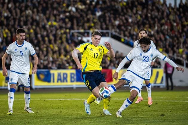 251013 Viktor Gyökeres of Sweden and Leon Avdullahu of Kosovo during the FIFA World Cup Qualifier football match between Sweden and Kosovo on October 13, 2025 in Gothenburg Photo Joel Marklund BILDBYRAN kod JM JM0741 bbeng fotboll football soccer fotball vm kval kval fifa world cup qualifier qualifier qualification sverige sweden sverige a kosovobbauto sverige sweden  Copyright: JOELxMARKLUND BB251013JM079
