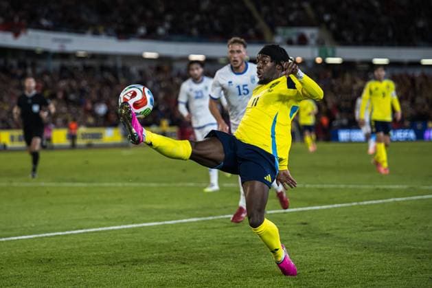 251013 Anthony Elanga of Sweden during the FIFA World Cup Qualifier football match between Sweden and Kosovo on October 13, 2025 in Gothenburg Photo Joel Marklund BILDBYRAN kod JM JM0741 bbeng fotboll football soccer fotball vm kval kval fifa world cup qualifier qualifier qualification sverige sweden sverige a kosovobbauto sverige sweden  Copyright: JOELxMARKLUND BB251013JM081
