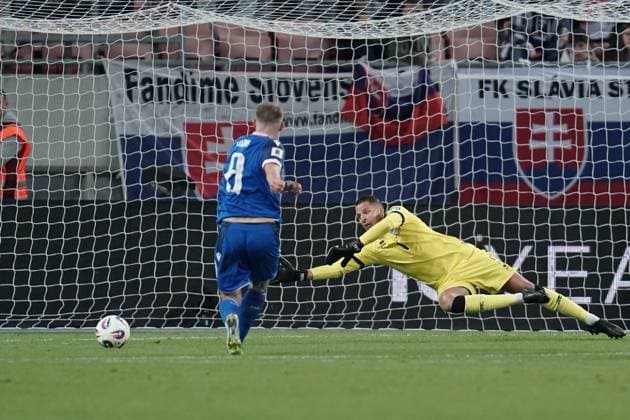 Soccer World Cup Qualification 2025 2026 13 10 2025, Soccer international match, international match, World Cup Qualification, 2025 2026, Group A, Slovakia, Trvana, City Arena, Slovakia SVK Luxembourg LUX vl Ondrej Duda Slovakia, 8 awards against Anthony Moris Luxembourg, Luxembourg, FLF 1