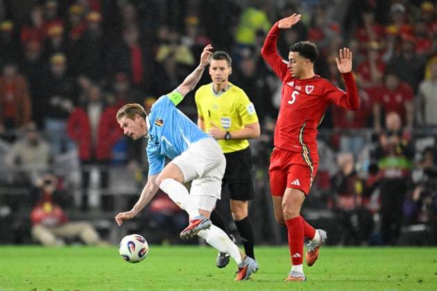 Wales v Belgium - FIFA World Cup, WM, Weltmeisterschaft, Fussball 2026 UEFA Qualifier CARDIFF, WALES - OCTOBER 13 : De Bruyne Kevin forward of Belgium and Ampadu Ethan defender of Wales during the FIFA World Cup 2026 European Qualifier match between Wales and Belgium at the Cardiff City stadium on October 13, 2025 in Cardiff, Wales, 13 10 2025 Cardiff Wales  Copyright: xNicoxVereeckenx