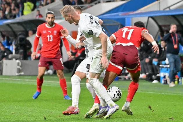 Ljubljana, Slovenia, October 13th 2025, Dan Ndoye of Switzerland (R) in action against Zan Karnicnik of Slovenia (C) during the UEFA European Qualifiers for 2026 World Cup, Group B match between Slovenia and Switzerland at Stadium Stozice, Ljubljana, Slovenia. (Photo by Igor Kupljenik Sports Press Photo) Copyright: xIgorxKupljenikx xSPPx Sportspressphoto_SPR42178