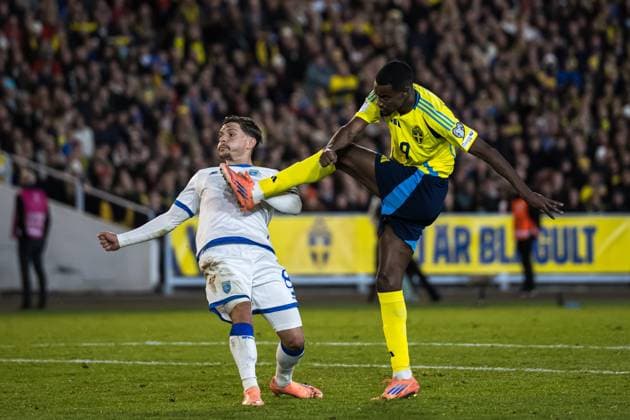 251013 Florent Muslija of Kosovo and Alexander Isak of Sweden during the FIFA World Cup Qualifier football match between Sweden and Kosovo on October 13, 2025 in Gothenburg Photo Joel Marklund BILDBYRAN kod JM JM0741 bbeng fotboll football soccer fotball vm kval kval fifa world cup qualifier qualifier qualification sverige sweden sverige a kosovobbauto sverige sweden  Copyright: JOELxMARKLUND BB251013JM087