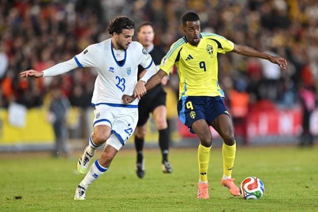 GOTHENBURG, SWEDEN 20251013 Kosovo s Leon Avdullahu and Sweden s Alexander Isak during the World Cup Group B qualifying match between Sweden and Kosovo at Ullevi, Gothenburg, Sweden, October 13, 2025. GÖTEBORG SWEDEN x9200x *** GOTHENBURG, SWEDEN 20251013 Kosovo s Leon Avdullahu and Sweden s Alexander Isak during the World Cup Group B qualifying match between Sweden and Kosovo at Ullevi, Gothenburg, Sweden, October 13, 2025 GÖTEBORG SWEDEN x9200x  Copyright: xBjörnxLarssonxRosvall TTx WORLD CUP QUALIFYER SWEDEN-KOSOVO