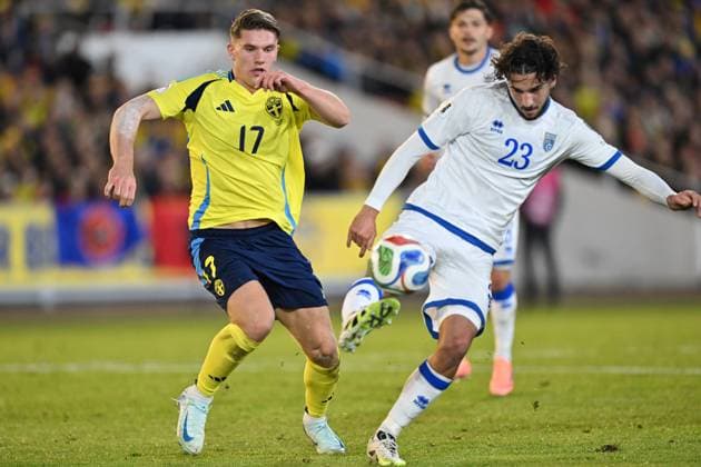 GOTHENBURG, SWEDEN 20251013 Swedens Viktor Gyökeres and Kosovos Leon Avdullahu battle for the ball during the World Cup qualifying Group B match between Sweden and Kosovo at Ullevi, Gothenburg, Sweden, October 13, 2025 GÖTEBORG SWEDEN x9200x  Copyright: xBjörnxLarssonxRosvall TTx WORLD CUP QUALIFYIER SWEDEN-KOSOVO