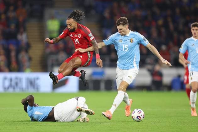 Wales gegen Belgien 13. Oktober 2025, Cardiff International Football 2026 World Cup Qualifiers, Gruppe J Wales gegen Belgien Sorba Thomas von Wales überspringt Amadou Onana von Belgien neben Thomas Meunier von Belgien Foto Charlotte Wilson Abseits Cardiff UK  Copyright: xCharlottexWilsonx xOffsidexOffside