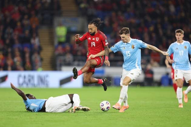 Wales gegen Belgien 13. Oktober 2025, Cardiff International Football 2026 World Cup Qualifiers, Gruppe J Wales gegen Belgien Sorba Thomas von Wales überspringt Amadou Onana von Belgien neben Thomas Meunier von Belgien Foto Charlotte Wilson Abseits Cardiff UK  Copyright: xCharlottexWilsonx xOffsidexOffside