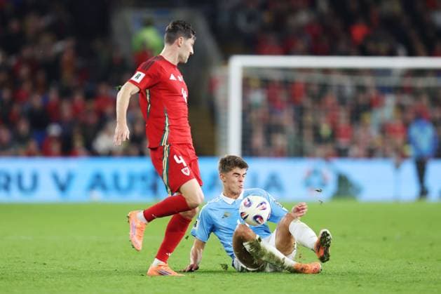 Wales gegen Belgien 13. Oktober 2025, Cardiff International Football 2026 World Cup Qualifiers, Gruppe J Wales gegen Belgien Ben Davies von Wales kämpft mit Charles De Ketelaere von Belgien Foto Charlotte Wilson Abseits Cardiff UK  Copyright: xCharlottexWilsonx xOffsidexOffside