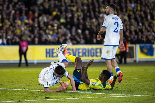251013 Albian Hajdari of Kosovo and Alexander Isak of Sweden during the FIFA World Cup Qualifier football match between Sweden and Kosovo on October 13, 2025 in Gothenburg Photo Joel Marklund BILDBYRAN kod JM JM0741 bbeng, fotboll, football, soccer, fotball, vm kval, kval, fifa w  Copyright: JOELxMARKLUND BB251013JM091