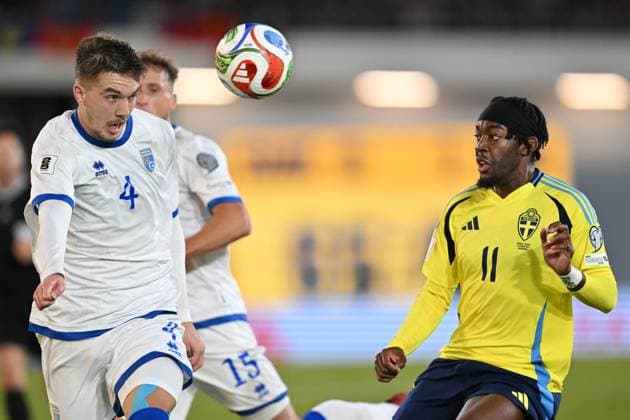 GOTHENBURG, SWEDEN 20251013 Kosovo s Ilir Krasniqi and Sweden s Anthony Elanga during the World Cup qualifying match in Group B between Sweden and Kosovo at Ullevi, Gothenburg, Sweden, October 13, 2025 GÖTEBORG SWEDEN x9200x  Copyright: xBjörnxLarssonxRosvall TTx WORLD CUP QUALIFYER SWEDEN-KOSOVO