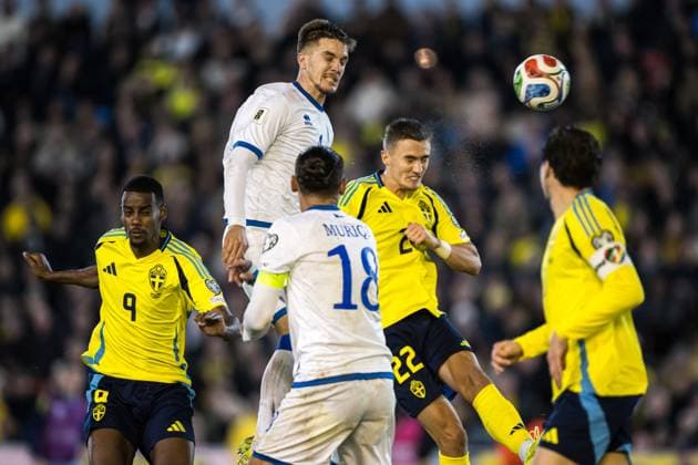 251013 Ilir Krasniqi of Kosovo against Alexander Isak , Gustaf Lagerbielke and Victor Nilsson Lindelöf of Sweden during the FIFA World Cup Qualifier football match between Sweden and Kosovo on October 13, 2025 in Gothenburg Photo Daniel Stiller BILDBYRAN kod DS JM0741 bbeng fotboll football soccer fotball vm kval kval fifa world cup qualifier qualifier qualification sverige sweden sverige a kosovo  Copyright: DANIELxSTILLER BB251013DS069