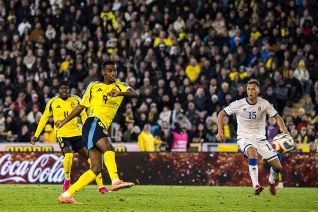 251013 Alexander Isak of Sweden during the FIFA World Cup Qualifier football match between Sweden and Kosovo on October 13, 2025 in Gothenburg Photo Daniel Stiller BILDBYRAN code DS JM0741 bbeng fotboll football soccer fotball vm kval kval fifa world cup qualifier qualifier qualification sverige sweden sverige a kosovo  Copyright: DANIELxSTILLER BB251013DS071