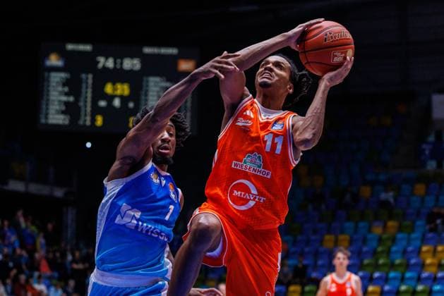 easycredit BBL Frankfurt Skyliners Rasta Vechta, 13 10 2025, Frankfurt Alonzo Verge Jr Rasta Vechta, 11 with a basket shot Gege Isaiah Swope Frankfurt Skyliners, 1 game of the easycredit BBL Frankfurt Skyliners Rasta Vechta on matchday 4 of the 25 26 season at Süwag Energie ARENA on 13 10 2025 Copyright: xBEAUTIFULxSPORTS Hahnex