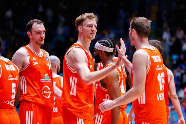 easycredit BBL Frankfurt Skyliners Rasta Vechta, 13 10 2025, Frankfurt Final whistle in Frankfurt Philipp Herkenhoff Rasta Vechta, 14 Lars Thiemann Rasta Vechta, 21 and Linus Trettin Rasta Vechta, 15 high-five each other Game of the easycredit BBL Frankfurt Skyliners Rasta Vechta on Matchday 4 of the 25 26 season in the Süwag Energie ARENA on 13 10 2025 Copyright: xBEAUTIFULxSPORTS Hahnex