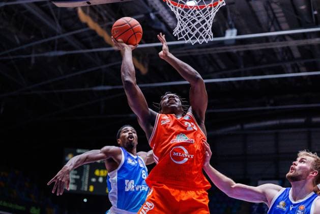 easycredit BBL Frankfurt Skyliners Rasta Vechta, 13 10 2025, Frankfurt Malcolm Dandridge Rasta Vechta, 23 under the basket against Till Pape Frankfurt Skyliners, 19 and William Christmas Frankfurt Skyliners, 8 Game of the easycredit BBL Frankfurt Skyliners Rasta Vechta on Matchday 4 of the 25 26 season in the Süwag Energie ARENA on 13 10 2025 Copyright: xBEAUTIFULxSPORTS Hahnex