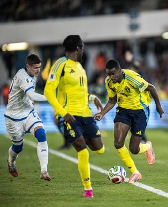251013 Lindon Emerllahu of Kosovo and Alexander Isak of Sweden during the FIFA World Cup Qualifier football match between Sweden and Kosovo on October 13, 2025 in Gothenburg Photo Joel Marklund BILDBYRAN kod JM JM0741 bbeng fotboll football soccer fotball vm kval kval fifa world cup qualifier qualifier qualification sverige sweden sverige a kosovobbauto  Copyright: JOELxMARKLUND BB251013JM098