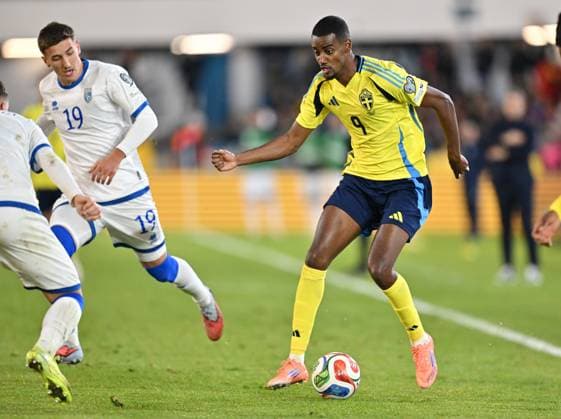 GOTHENBURG, SWEDEN 20251013 Swedens Alexander Isak and Kosovos Lindon Emullahu watch during Mondays World Cup Group B qualifying match between Sweden and Kosovo at Ullevi, October 13, 2025 in Gothenburg, Sweden GOTHENBURG SWEDEN x9200x  Copyright: xBjörnxLarssonxRosvall TTx VM-KVAL SVERIGE-KOSOVO