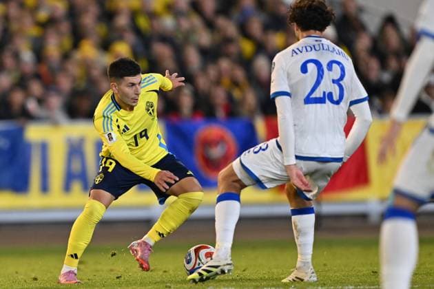 GOTHENBURG, SWEDEN 20251013 Swedens Roony Bardghji against Kosovos Leon Avdullahu during Mondays World Cup Group B qualifying match between Sweden and Kosovo at Ullevi, October 13, 2025 in Gothenburg, Sweden GOTHENBURG SWEDEN x9200x  Copyright: xBjörnxLarssonxRosvall TTx VM-KVAL SVERIGE-KOSOVO