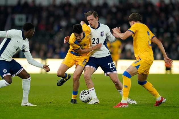 Derby, England, 13th October 2025. Sydie Peck of England (C) is challenged by Alex Cornella of Andorra during the England U21, U 21 vs Andorra U21 UEFA European Under-21 Championship Qualifier match at Pride Park Stadium, Derby. Picture credit should read: Andrew Yates Sportimage EDITORIAL USE ONLY. No use with unauthorised audio, video, data, fixture lists, club league logos or live services. Online in-match use limited to 120 images, no video emulation. No use in betting, games or single club league player publications. SPI_024_AY_ENGu21_ANDORRAu21 SPI-4215-0024