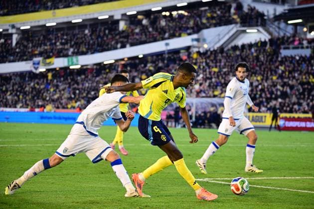 GOTHENBURG, SWEDEN 20251013 Swedens Alexander Isak is chased by Kosovos Albian Hajdari during Mondays World Cup Group B qualifying match between Sweden and Kosovo at Ullevi, October 13, 2025 in Gothenburg, Sweden GOTHENBURG SWEDEN x9200x  Copyright: xHannaxBrunlöf TTx VM-KVAL SVERIGE-KOSOVO