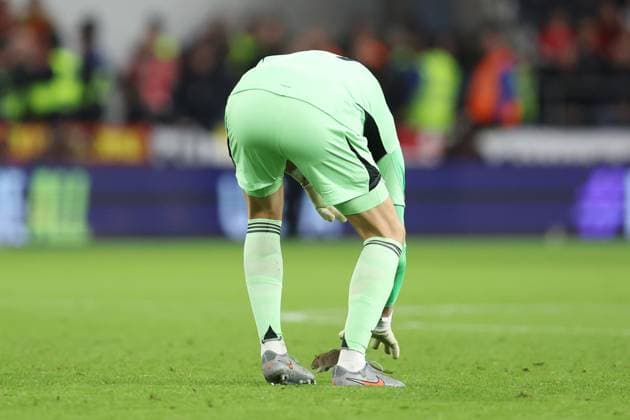 Wales gegen Belgien 13. Oktober 2025, Cardiff International Football 2026 World Cup Qualifiers, Gruppe J Wales gegen Belgien Belgiens Torhüter Thibaut Courtois versucht, eine Ratte aufzuheben, die auf das Spielfeld gelaufen war Foto Charlotte Wilson Abseits Cardiff UK  Copyright: xCharlottexWilsonx xOffsidexOffside