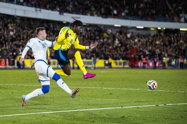 251013 Lindon Emerllahu of Kosovo and Anthony Elanga of Sweden during the FIFA World Cup Qualifier football match between Sweden and Kosovo on October 13, 2025 in Gothenburg Photo Joel Marklund BILDBYRAN kod JM JM0741 bbeng fotboll football soccer fotball vm kval kval fifa world cup qualifier qualifier qualification sverige sweden sverige a kosovobbauto sverige sweden  Copyright: JOELxMARKLUND BB251013JM107
