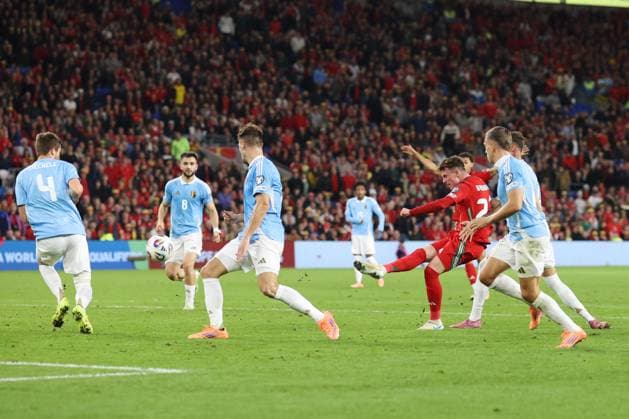 Wales gegen Belgien 13. Oktober 2025, Cardiff International Football 2026 World Cup Qualifiers, Gruppe J Wales gegen Belgien Nathan Broadhead von Wales erzielt sein 2. Tor Foto Charlotte Wilson Abseits Cardiff UK  Copyright: xCharlottexWilsonx xOffsidexOffside