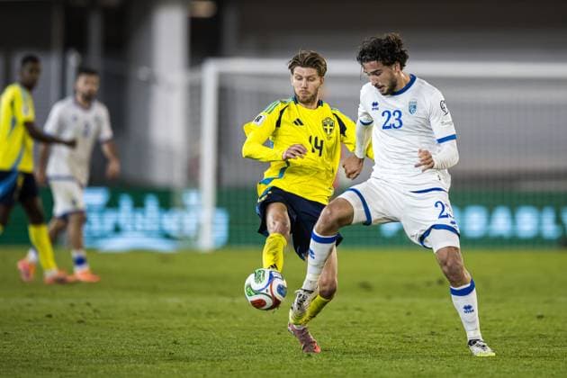 251013 Anton SalÃ tros of Sweden and Leon Avdullahu of Kosovo during the FIFA World Cup Qualifier football match between Sweden and Kosovo on October 13, 2025 in Gothenburg Photo Michael Erichsen BILDBYRAN COP 89 JM0741 bbeng fotboll football soccer fotball vm kval kval fifa world cup qualifier qualifier qualification sverige sweden sverige a kosovobbauto sverige sweden  Copyright: MICHAELxERICHSEN BB251013MI056