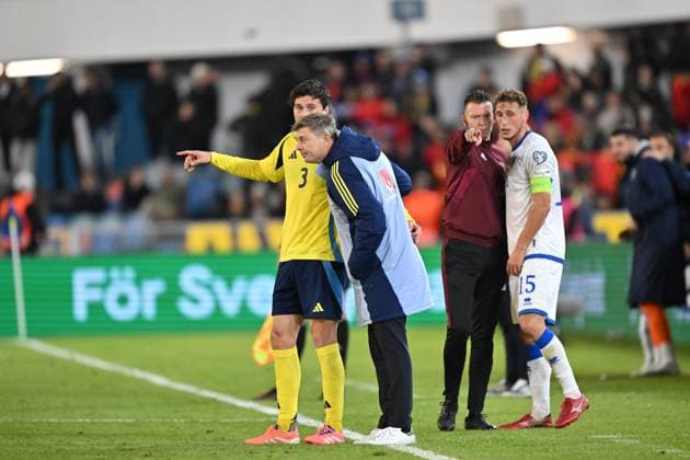 GOTHENBURG, SWEDEN 20251013 Swedens Victor Nilsson Lindelöf and coach Jon Dahl Tomasson during Mondays World Cup Group B qualifying match between Sweden and Kosovo at Ullevi, October 13, 2025 in Gothenburg, Sweden GOTHENBURG SWEDEN x9200x  Copyright: xBjörnxLarssonxRosvall TTx VM-KVAL SVERIGE-KOSOVO