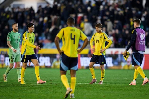 251013 Goalkeeper Viktor Johansson , Victor Nilsson Lindelöf , Isak Hien and Anton SalÃ tros of Sweden look dejected after the FIFA World Cup Qualifier football match between Sweden and Kosovo on October 13, 2025 in Gothenburg Photo Daniel Stiller BILDBYRAN code DS JM0741 bbeng fotboll football soccer fotball vm kval kval fifa world cup qualifier qualifier qualification sverige sweden sverige a kosovo depp  Copyright: DANIELxSTILLER BB251013DS079