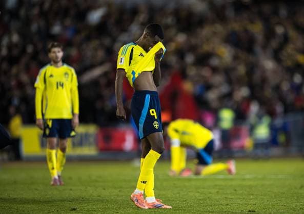 251013 Alexander Isak of Sweden looks dejected after the FIFA World Cup Qualifier football match between Sweden and Kosovo on October 13, 2025 in Gothenburg Photo Joel Marklund BILDBYRAN kod JM JM0741 bbeng fotboll football soccer fotball vm kval kval fifa world cup qualifier qualifier qualification sverige sweden sverige a kosovo depp  Copyright: JOELxMARKLUND BB251013JM112
