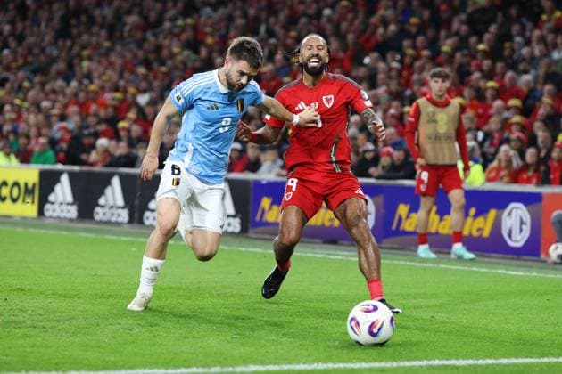Wales gegen Belgien 13. Oktober 2025, Cardiff International Football 2026 World Cup Qualifiers, Gruppe J Wales gegen Belgien Nicolas Raskin von Belgien kämpft mit Sorba Thomas von Wales Foto Charlotte Wilson Abseits Cardiff UK  Copyright: xCharlottexWilsonx xOffsidexOffside