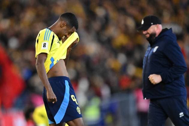 GOTHENBURG, SWEDEN 20251013 Swedens Alexander Isak is dejected after losing 0-1 in Mondays World Cup Group B qualifying match between Sweden and Kosovo at Ullevi, October 13, 2025 in Gothenburg, Sweden GOTHENBURG SWEDEN x9200x  Copyright: xBjörnxLarssonxRosvall TTx VM-KVAL SVERIGE-KOSOVO