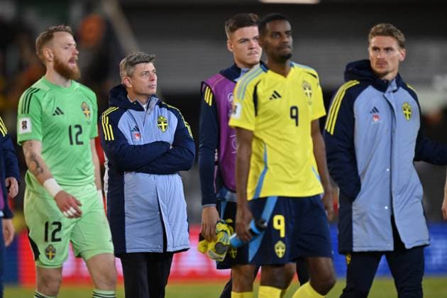 GÖTEBORG, SWEDEN 20251013 Swedens coach Jon Dahl Tomasson, Alexander Isak and Viktor Johansson tv are depressed after the 0-1 loss in Mondays World Cup Group B qualifying match between Sweden and Kosovo at Ullevi, October 13, 2025 in Gothenburg, Sweden GÖTEBORG SWEDEN x9200x  Copyright: xBjörnxLarssonxRosvall TTx VM-KVAL SVERIGE-KOSOVO