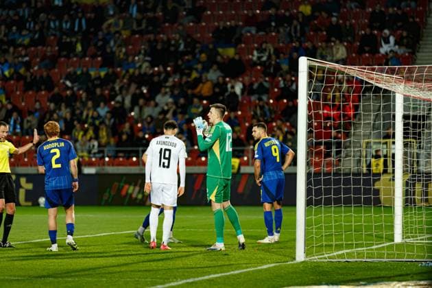 Players of both teams with Anatoliy Trubin in the middle seen during World Cup 2026 European qualification game between national teams of Ukraine and Azerbaijan (Ernest Kolodziej Ball Raw Images) Cracow Cracovia Stadium Poland Copyright: xErnestxKolodziejx ernestkolodziej_ukraine_azarbaijan_pt2_2526-101