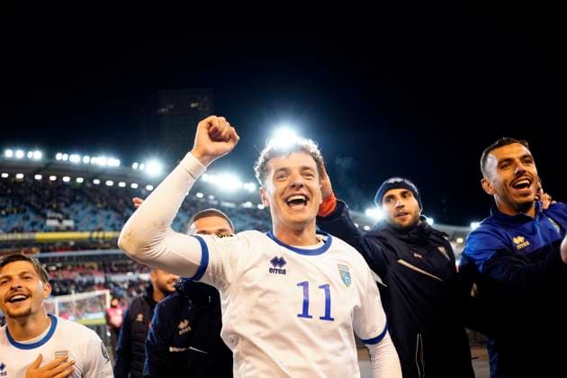 GÖTEBORG, SVERIGE 20251013 Kosovos Fisnik Asllani jublar efter segern i mandagens VM-kvalmatch i grupp B mellan Sverige och Kosovo pa Ullevi, 13 oktober 2025 i Göteborg, Sverige. GÖTEBORG SVERIGE x9200x *** GOTHENBURG, SWEDEN 20251013 Kosovos Fisnik Asllani celebrates after winning Mondays World Cup Group B qualifying match between Sweden and Kosovo at Ullevi, October 13, 2025 in Gothenburg, Sweden GOTHENBURG SWEDEN x9200x  Copyright: xAdamxIhse TTx VM-KVAL SVERIGE-KOSOVO