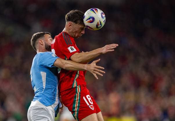 Football - FIFA World Cup, WM, Weltmeisterschaft, Fussball 2026 - Qualifying - Group J - Wales v Belgium CARDIFF, WALES - Monday, October 13, 2025: Wales Mark Harris challenges for a header with Belgium s Zeno Debast (L) during the FIFA World Cup Qualifying Group J match between Wales and Belgium at the Cardiff City Stadium. (Photo by David Rawcliffe Propaganda) CARDIFF Cardiff City Stadium CARDIFF WALES  Copyright: xDavidxRawcliffex P2025-10-13-Wales_Belgium-67