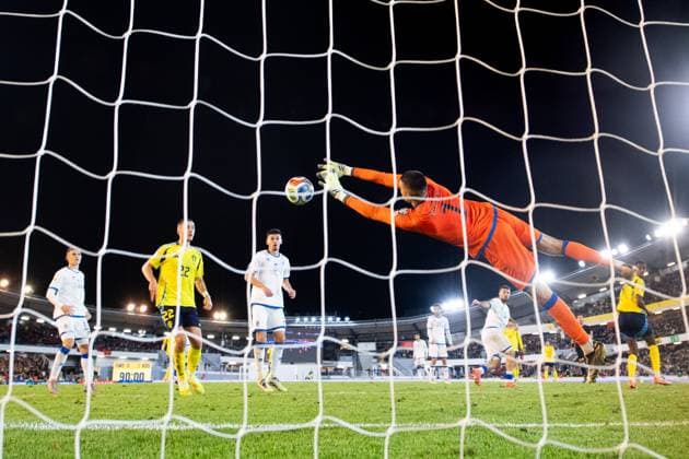 251013 Gustaf Lagerbielke of Sweden and goalkeeper Arijanet Muric of Kosovo during the FIFA World Cup Qualifier football match between Sweden and Kosovo on October 13, 2025 in Gothenburg Photo Joel Marklund BILDBYRAN kod JM JM0741 bbeng fotboll football soccer fotball vm kval kval fifa world cup qualifier qualifier qualification sverige sweden sverige a kosovo  Copyright: JoelxMarklund BB251013JM140
