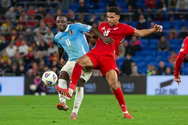Wales v Belgium, Cardiff, UK - 13 Oct 2025 Jeremy Doku of Belgium and Ben Cabango of Wales battle for the ball during the World Cup Qualifier between Wales and Belgium at Cardiff City Stadium, Cardiff on 13 Oct 2025. Cardiff Cardiff City Stadium Wales GBR Copyright: xKaraxThomas PPAUKx PPA-223339