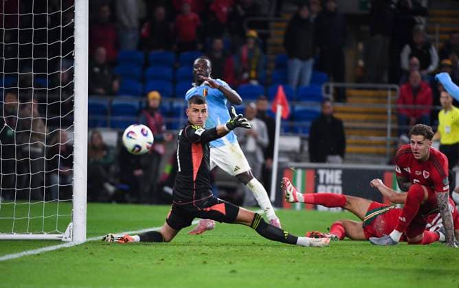 13th October 2025; Cardiff City Stadium, Cardiff, Wales; FIFA World Cup, WM, Weltmeisterschaft, Fussball Qualifying Group J International Football, Wales versus Belgium; Goalkeeper Karl Darlow of Wales saving a shot from Jeremy Doku of Belgium  AledxHopkins