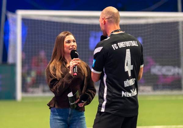 Jana Wosnitza presenter in conversation with Benedikt Höwedes at the Icon League 13 10 2025, Football, The Icon League, GER, Düsseldorf, Castello Düsseldorf Copyright: HMBxMedia xMarcoxBader