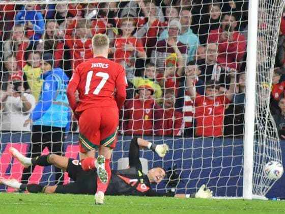 Football - 2026 FIFA World Cup, WM, Weltmeisterschaft, Fussball - European Qualifying - Group J - Matchday 8 12 - Wales vs Belgium - Cardiff City Stadium - Monday 13th October 2025 goalkeeper Karl Darlow WALES is beaten by a shot from by a 2nd penalty from Kevin De Bruyne BELGIUM, their 3rd goal COLORSPORT Winston Bynorth 
