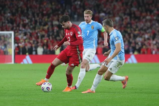 Wales v Belgium 2026 FIFA World Cup, WM, Weltmeisterschaft, Fussball Qualifier 13 10 2025. Group J Neco Williams of Wales, Kevin De Bruyne of Belgium and Charles De Ketelaere of Belgium during the 2026 FIFA World Cup Qualifier match between Wales and Belgium at the Cardiff City Stadium, Cardiff, Wales on 13 October 2025. Cardiff Cardiff City Stadium South Glamorgan Wales Editorial use only , Copyright: xAlunxRobertsx PSI-23026-0090