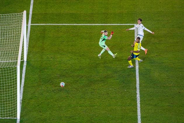 251013 Fisnik Asllani of Kosovo scores 0 1 behind goalkeeper Viktor Johansson and Isak Hien of Sweden during the FIFA World Cup Qualifier football match between Sweden and Kosovo on October 13, 2025 in Gothenburg Photo Joel Marklund BILDBYRAN kod JM JM0741 bbeng fotboll football soccer fotball vm kval kval fifa world cup qualifier qualifier qualification sverige sweden sverige a kosovo  Copyright: JOELxMARKLUND BB251013JM161