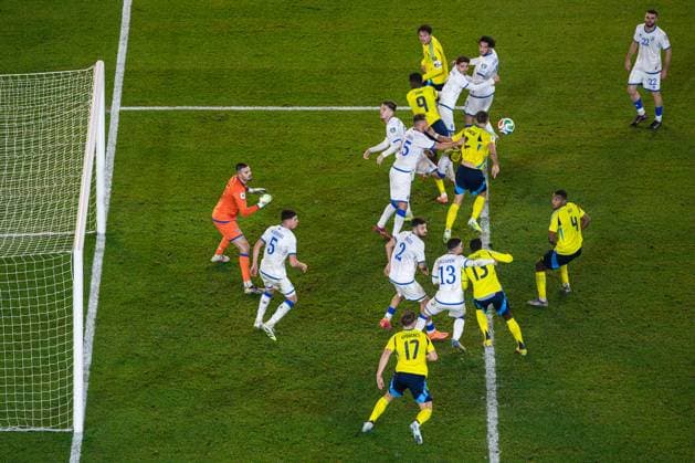 251013 Viktor Gyökeres, Alexander Isak, Victor Nilsson Lindelöf, Gustaf Lagerbielke, Ken Sema and Isak Hien of Sweden challenge Kosovo players during the FIFA World Cup Qualifier football match between Sweden and Kosovo on October 13, 2025 in Gothenburg Photo Joel Marklund BILDBYRAN kod JM JM0741 bbeng fotboll football soccer fotball vm kval kval fifa world cup qualifier qualifier qualification sverige sweden sverige a kosovo  Copyright: JOELxMARKLUND BB251013JM167